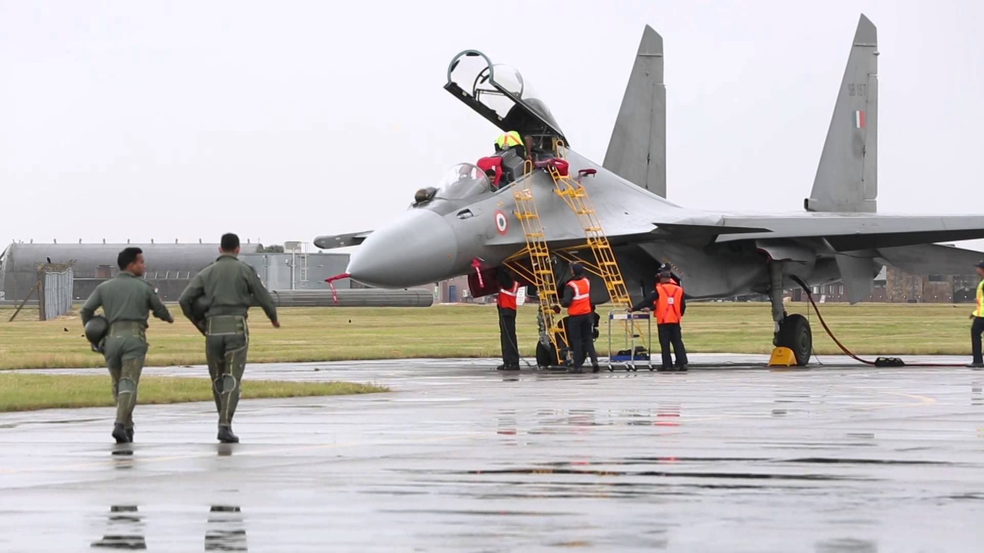 Su-30MKI vs EF-2000 Typhoon στους βρετανικούς ουρανούς (βίντεο)